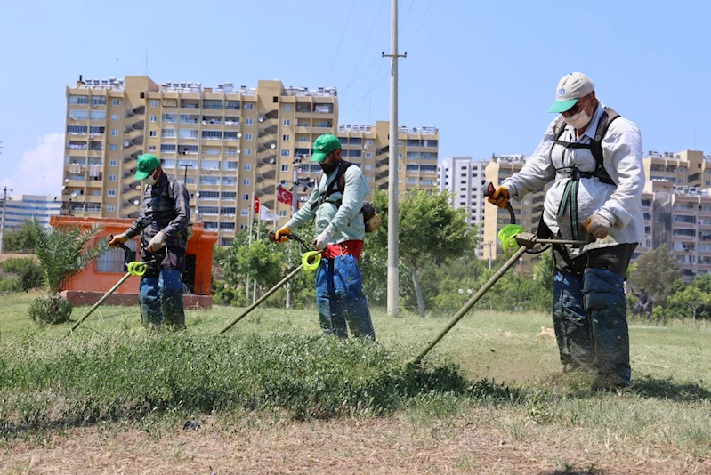 TOROSLAR’DA PARK VE YEŞİL ALANLARA YAZ BAKIMI
