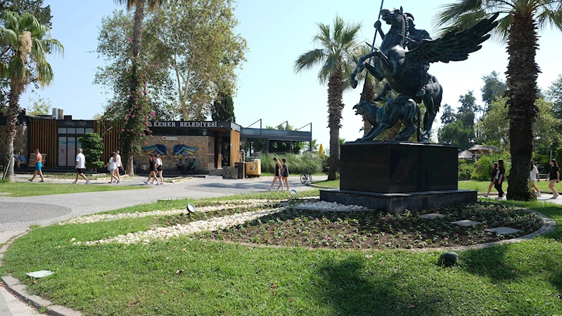 Kemer’de mevsimlik çiçekler ekiliyor