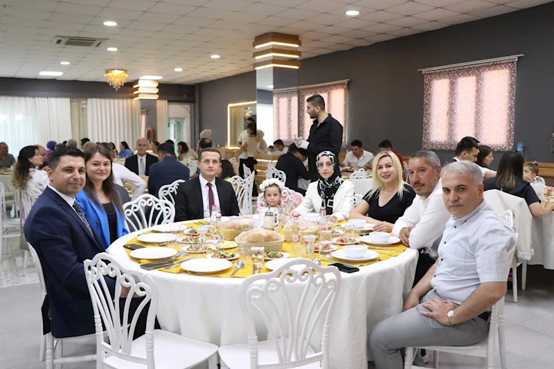 Dinar Belediye Başkanımız Veysel Topçu, Kıymetli Eşi Aydan Topçu ile birlikte İlçemizde ve Dazkırı Adliyesinde görev yapan, tayini çıkan Cumhuriyet Savcıları, Hakimler ve Yazı İşleri Müdürlerinin onuruna düzenlenen veda yemeği programına katıldı.