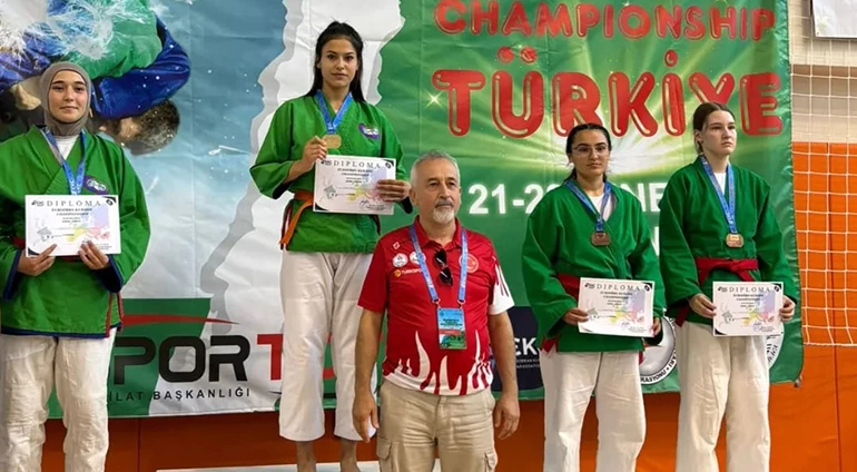 KÜTAHYALI SPORCULARIMIZ ŞEHRİMİZE MADALYALARLA DÖNDÜ