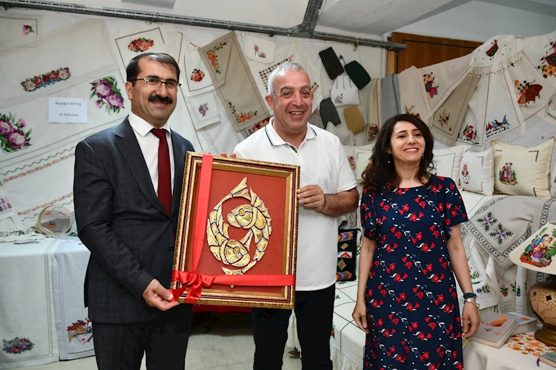 BELEDİYE BAŞKANIMIZ SAYIN BİLGEHAN ERDEM EŞİ ALEV HANOĞLU ERDEM İLE BİRLİKTE ARTVİN HALK EĞİTİMİ MERKEZİ (HEM) KURSİYERLERİNİN YIL BOYUNCA HAZIRLADIĞI ÜRÜNLERDEN OLUŞAN SERGİYE KATILDI.