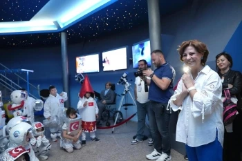 MİNİK ASTRONOTLAR KOSTÜMLERİNİ TASARLADILAR