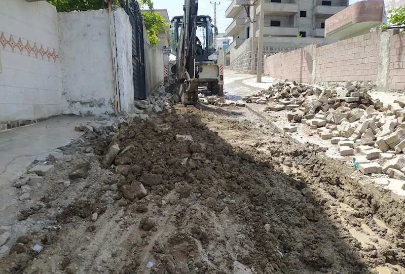 Belediyemiz Fen işleri Müdürlüğü ekipleri, Cudi ve Cahferi Sadık Mahallerinde deforme olan yollarda yama çalışması gerçekleştiriyor.