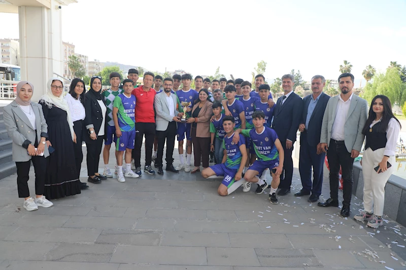 Cizre Belediyespor takımının heyetini ve oyuncularını karşılayan Eş Başkanlarımız, alınan başarıdan dolayı Cizre Belediyespor takımını tebrik edip, Türkiye şampiyonasında başarılar diledi.
