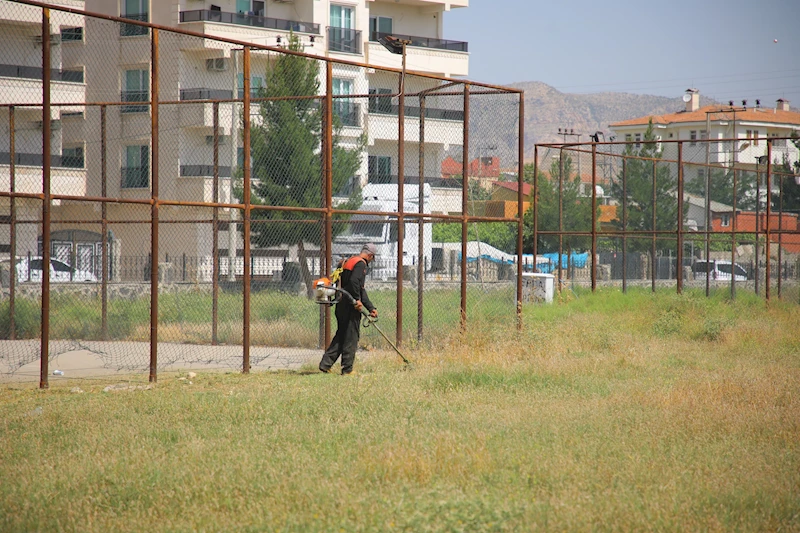 Belediyemiz Park ve Bahçeler Müdürlüğü ekipleri, Mem u Zin Parkında çim biçme ve genel temizlik çalışması gerçekleştirdi.