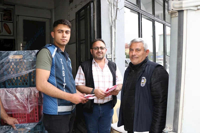 DİNAR BELEDİYEMİZ GENÇLİK VE SPOR BAYRAMI DOLAYISIYLA ESNAFLARIMIZA BAYRAK HEDİYE ETTİ.