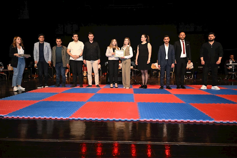 AİLE YAŞAM MERKEZİ KURSİYERLERİNİN YILSONU KONSERİ BEĞENİ TOPLADI