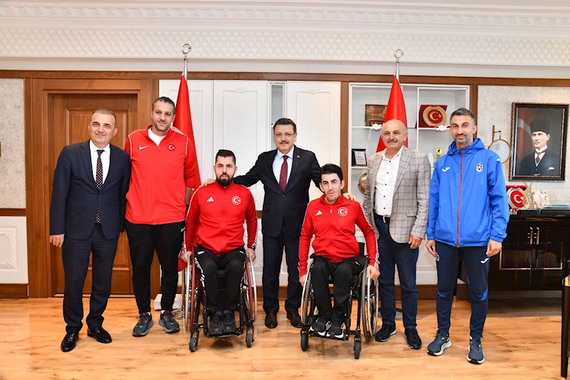 BAŞKAN GENÇ ŞAMPİYONLARI AĞIRLADI