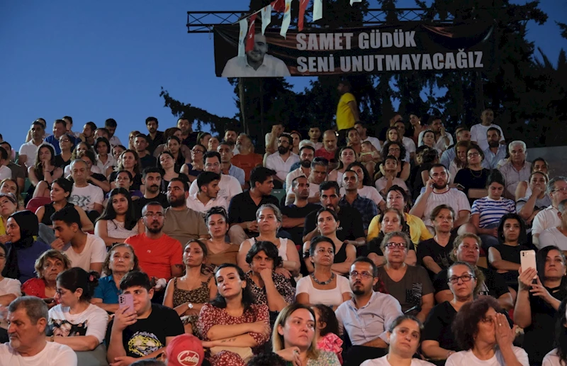 Kalleş Bir Saldırıda Katledilen Adana Büyükşehir Belediyesi Özel Kalem Müdür Vekili Samet Güdük, Çok Sevdiği İlkay Akkaya Konseri İle Anıldı