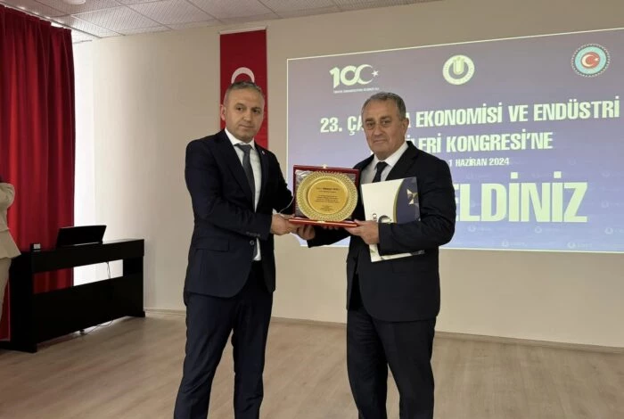 BAŞKAN TAVLI’YA 23. ÇALIŞMA EKONOMİSİ VE ENDÜSTRİ İLİŞKİLERİ KONGRESİ’NDEN PLAKET