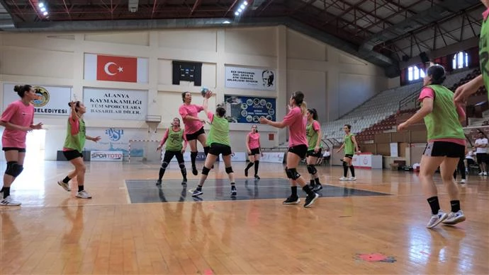 A MİLLİ KADIN HENTBOL TAKIMI ALANYA’DA KAMPA GİRDİ