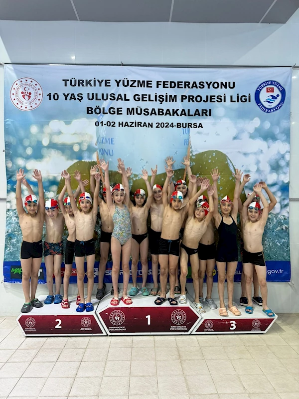 İZMİTLİ MİNİK YÜZÜCÜLER BURSA’DAN BAŞARIYLA DÖNDÜ