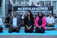 Mardin Büyükşehir Belediyesi önünde nöbet eylemi başlatıldı