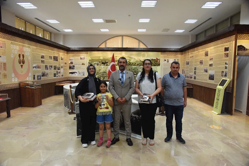 MÜZELER HAFTASI ETKİNLİKLERİNE KATILANLARA MÜZEKART VE KİTAPLAR HEDİYE EDİLDİ