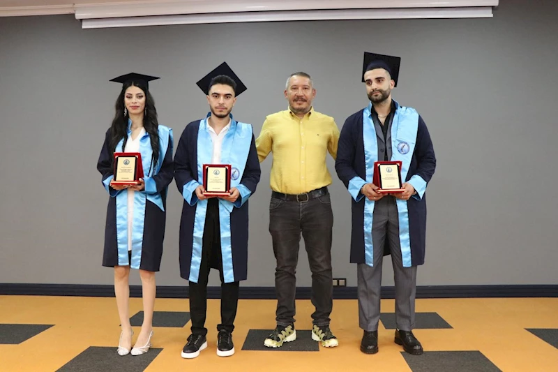 Dinar Belediye Başkanımız Veysel Topçu Üniversiteli Öğrencilerimizin Mezuniyet Sevincine Ortak Oldu.