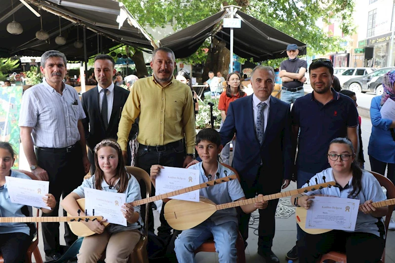 Dinar Belediye Başkanımız Veysel Topçu Halk Eğitim Merkezi Değerli Zamanlar Sergisine Katıldı