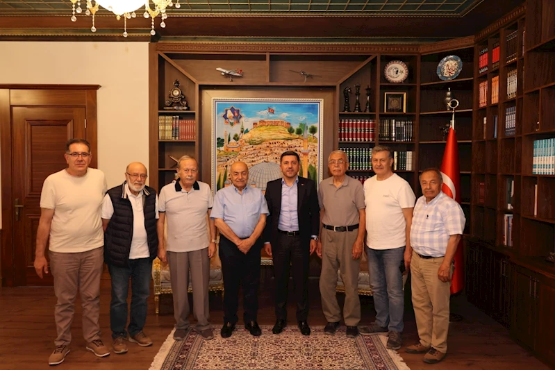 Abdulkadir Baş’tan Belediye Başkanı Arı’ya Tebrik Ziyareti