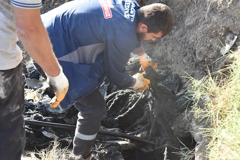 -BOZÜYÜK’TE BELEDİYE KANALİZASYON HATLARINI ISLAK MENDİLLER TIKIYOR