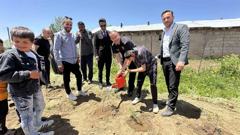 Yüksekova’da Polis ve Öğrenciler “Yeşil Yarınlar İçin Engelleri Aşalım