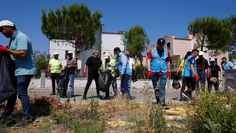 YUNUSEMRE KARAALİ’DE 2,5 TON ÇÖP TOPLADI
