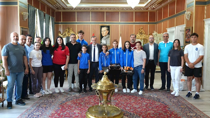 BAŞKAN BALABAN ŞAMPİYON MİLLİ SPORCULARI ÖDÜLLENDİRDİ