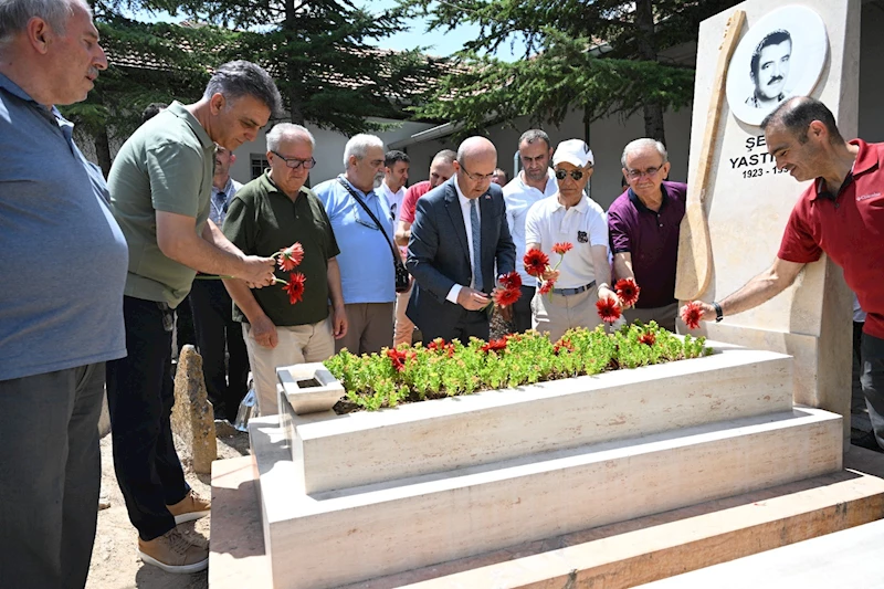 ŞEMSİ YASTIMAN KABRİ BAŞINDA ANILDI