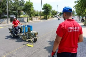 ŞEHİT YAŞAR KUŞ CADDESİ’NE YOL ÇİZGİLERİ ÇEKİLİYOR