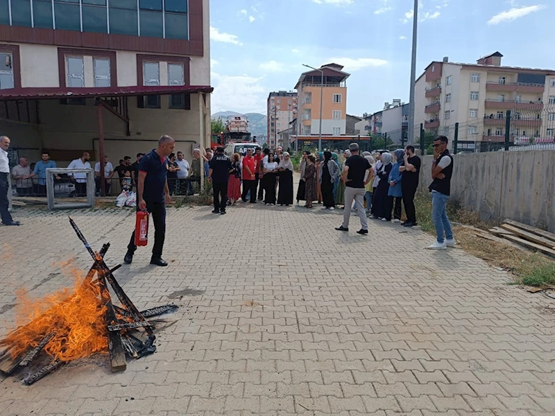 İTFAİYE EKİPLERİNDEN SAĞLIKÇILARA EĞİTİM TATBİKATI