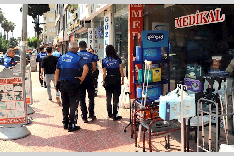 AKDENİZ ZABITA EKİPLERİNDEN KALDIRIM İŞGALİ DENETİMİ