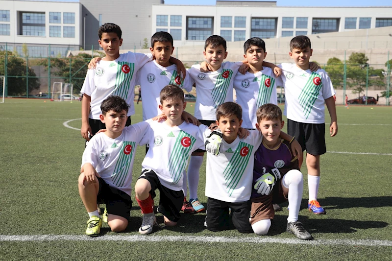 İZMİTLİ MİNİKLER PİŞMANİYE CUP FUTBOL TURNUVASINDA KIYASIYA MÜCADELE ETTİ
