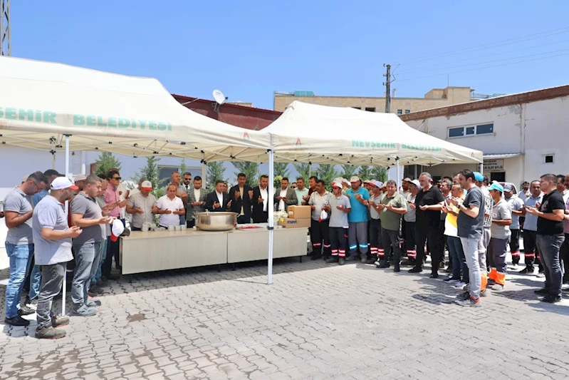 Başkan Arı, Hizmet-İş Sendikası Yöneticileri İle Birlikte Belediye Personellerine Aşure İkramında Bulundu