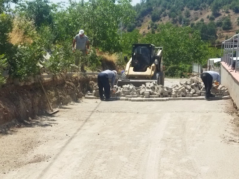 DULKADİROĞLU KUZUCAK MAHALLESİNDE KİLİT PARKE YOL ÇALIŞMALARI TÜM HIZIYLA DEVAM EDİYOR
