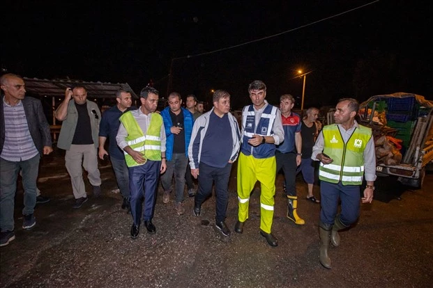 Başkan Cemil Tugay ekiplerle birlikte sahaya indi