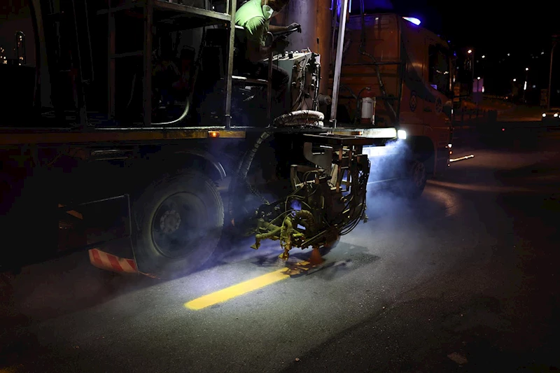 Büyükşehir şehrin yollarını tablo gibi işliyor: Ekipler Orhan Gazi’de gece boyu çalıştı