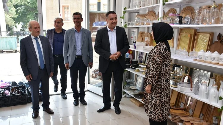 BAŞKANIMIZ, FUADİYE VE ATATÜRK CADDEMİZDE ESNAFLARLARIMIZLA HASBİHAL ETTİ.