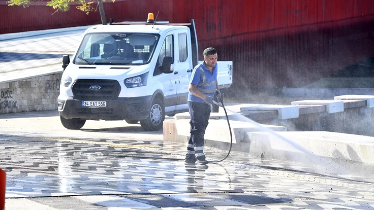 İzmir sokaklarında temizlik seferberliği