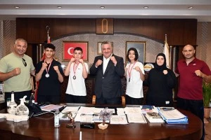 BAŞKAN GÜREL ŞAMPİYON BOKSÖRLERİ AĞIRLADI