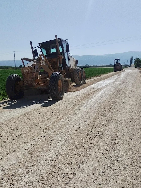 Bayralar - Akçaeniş Mahalleleri Arası Bağlantı Yolunda Asfalt Öncesi Stabilize Yol Yapım Çalışmalarını Haftanın İlk Gününde Durmaksızın Sürdürüyoruz !