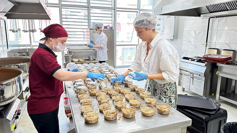 Ortahisar Belediyesi 700 kişilik Aşure dağıttı