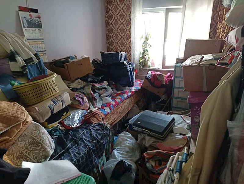 ÇÖP EVİ TEMİZLEYEREK YAŞANABİLİR HALE GETİRDİLER