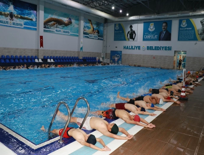 HALİLİYELİ ÇOCUKLAR, YAZ TATİLİNİN KEYFİNİ HAVUZLARDA ÇIKARIYOR