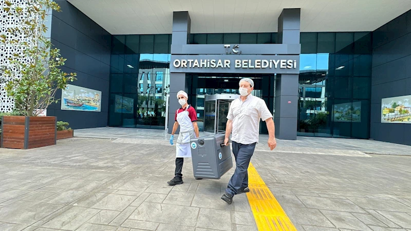 Cenaze evlerine ilk taziye yemeği, Ortahisar Belediyesi’nden gönderiliyor