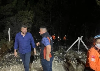 Buca Belediyesi ekipleri Başkan Duman’ın yönetiminde sabaha kadar yangına müdahale etti