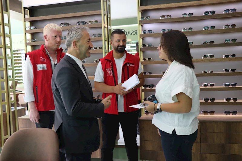 İZMİT BELEDİYESİ ESNAFLARLA BAĞLARINI GÜÇLENDİRMEYE DEVAM EDİYOR