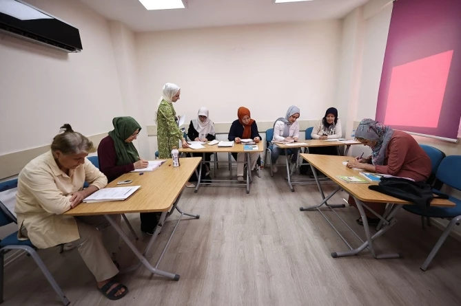 Konak’ta Okuma Yazma Sevgisinin Yaşı Yok