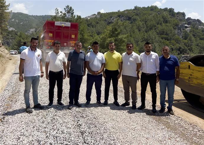 ALANYA BELEDİYESİ’NDEN 4 MAHALLEYİ BAĞLAYAN YOLDA ASFALT ÇALIŞMASI