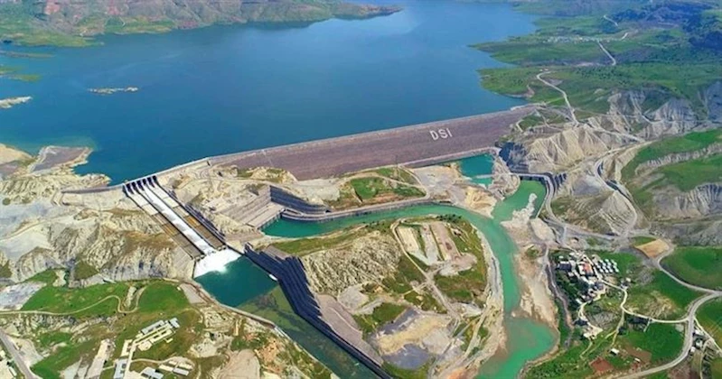 ILISU PROJESİ KAPSAMINDA, SİİRT VE ŞIRNAK SINIRLARI İÇİNDEKİ KÖYLERİ HAYATA BAĞLAYACAK YOLLARIN İYİLEŞTİRİLMESİ İÇİN İMZALAR ATILDI