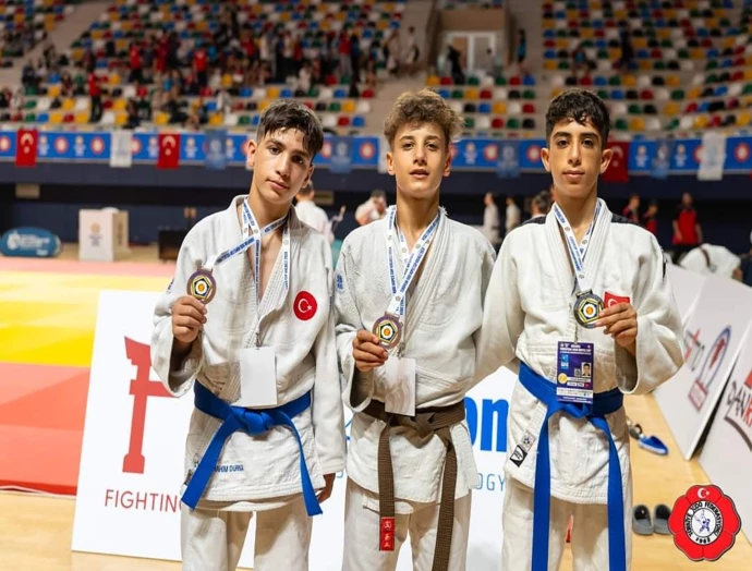 HALİLİYELİ GENÇLER, YILDIZLAR AVRUPA KUPASININ ŞAMPİYONU OLDU