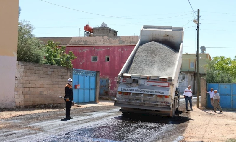 Büyükşehir’den Halfeti Ve Birecik Kırsalında Sathi Kaplama Asfalt Çalışması