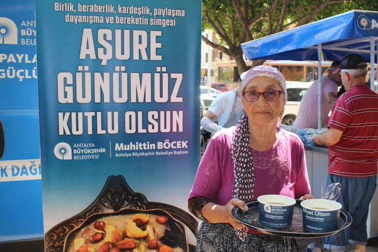 Büyükşehir Belediyesi aşure ikramına devam ediyor